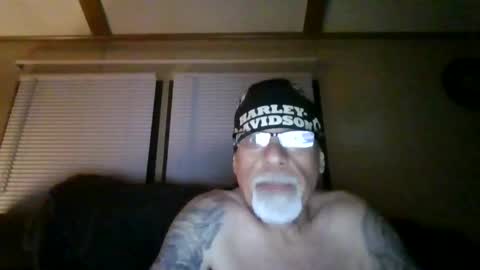 Snapshot of laidbackluxury chatting on May 13, 2:31 am laidbackluxury online show from May 13, 2:31 am