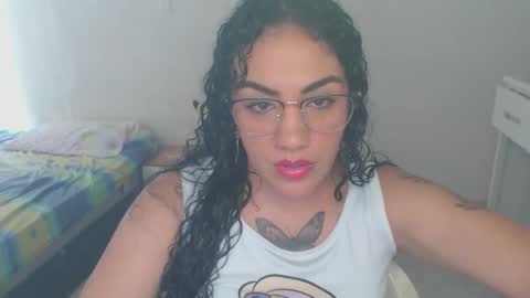 Snapshot of laila_silk chatting on June 8, 5:24 pm laila_silk online show from June 8, 5:24 pm
