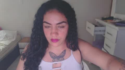 Snapshot of laila_silk chatting on June 15, 5:59 pm laila_silk online show from June 15, 5:59 pm