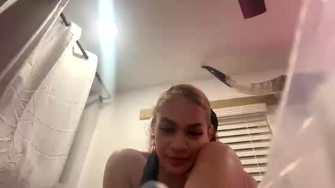 lailaaluvsyou online show from September 26, 9:46 am