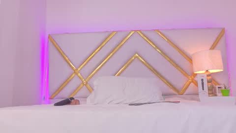 Laila Stilwills online show from October 4, 3:21 pm