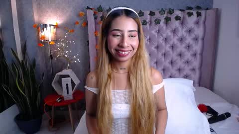 Laila Stilwills online show from December 3, 4:20 am