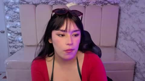 Snapshot of laksmy_v chatting on December 17, 12:55 pm Hi Stream 800am to 200pm online show from December 17, 12:55 pm