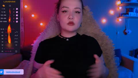 Snapshot of lala_loulou chatting on January 1, 5:44 pm Nicky online show from January 1, 5:44 pm