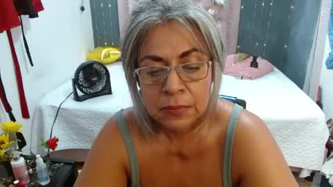 Snapshot of lalisha_96 chatting on May 16, 12:07 am lalisha online show from May 16, 12:07 am