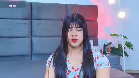 Snapshot of lana_presscot chatting on March 23, 1:31 am valentino moon online show from March 23, 1:31 am