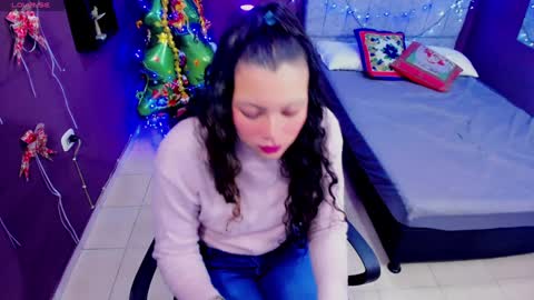 Snapshot of lana_stone_ chatting on December 19, 3:29 am online show from December 19, 3:29 am