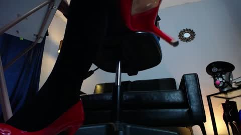 Snapshot of lanadoux_ chatting on December 27, 5:26 pm Mistress Lana online show from December 27, 5:26 pm