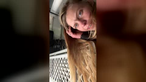 laquail online show from April 25, 1:25 pm