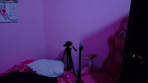 Snapshot of lara_aisha chatting on April 12, 7:19 pm LARA online show from April 12, 7:19 pm
