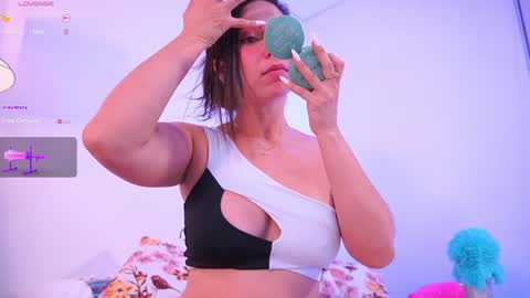 Hello Guys I am Lara Giraldo  WELCOME To my room online show from February 2, 3:10 am