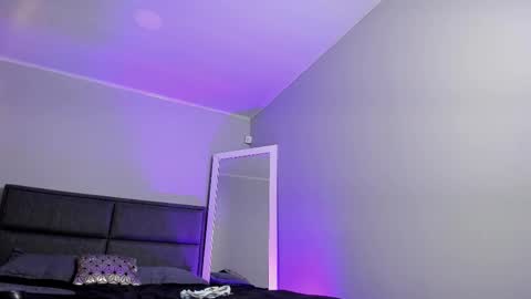 lara_reynolds_ online show from February 3, 9:42 pm