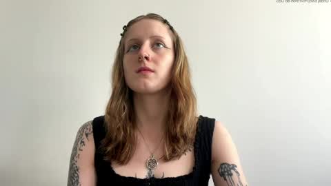 Snapshot of larasweetgirl chatting on June 4, 11:38 am Lara online show from June 4, 11:38 am