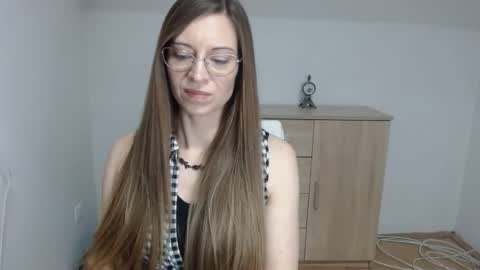 larawinters online show from February 8, 8:53 pm