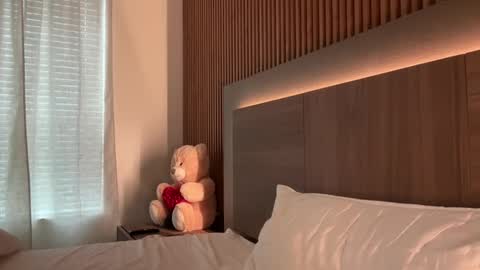 Lara online show from April 22, 9:16 pm