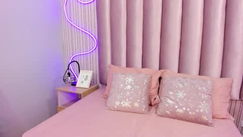 Snapshot of larissaevans chatting on October 20, 2:06 pm Valentina online show from October 20, 2:06 pm