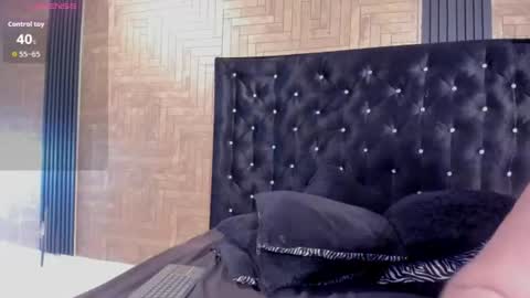 Snapshot of larossx chatting on July 30, 8:30 pm online show from July 30, 8:30 pm