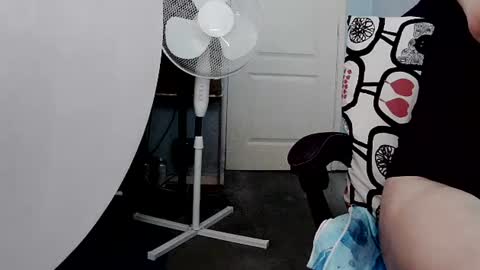 latexchris77 online show from June 17, 8:28 am