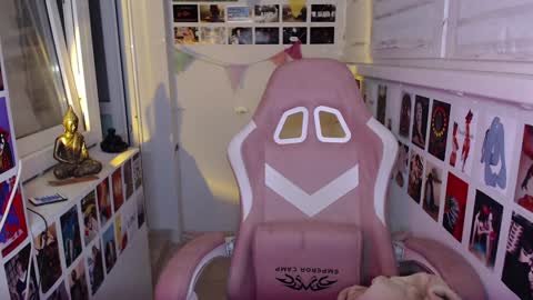 Snapshot of latina_mia chatting on December 6, 2:24 am miiiiiiaaaa online show from December 6, 2:24 am