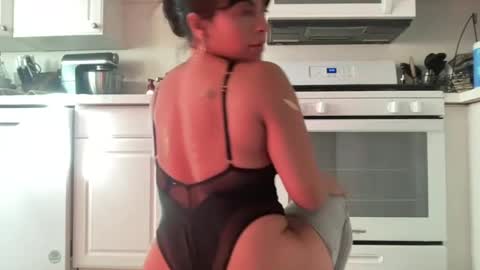 Snapshot of latinadancer23 chatting on July 24, 12:52 am latinadancer23 online show from July 24, 12:52 am