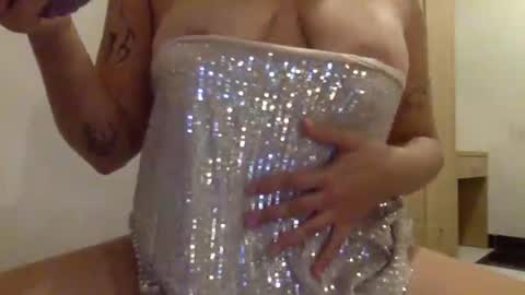 Snapshot of latinaoilprincess chatting on December 16, 11:37 am Latina Oil Princess online show from December 16, 11:37 am