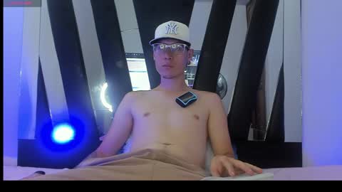 Snapshot of latinlove2005 chatting on April 13, 4:45 pm Santiago online show from April 13, 4:45 pm