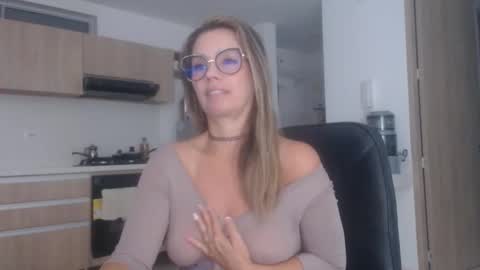 Snapshot of latinpaprika chatting on October 25, 11:07 am latinpaprika online show from October 25, 11:07 am