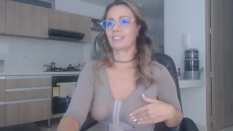 Snapshot of latinpaprika chatting on December 14, 11:37 am latinpaprika online show from December 14, 11:37 am