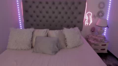 Laura online show from February 25, 2:47 am