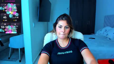 Snapshot of lau_miii chatting on December 6, 11:47 pm Lau miii online show from December 6, 11:47 pm