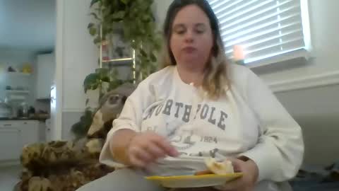 Snapshot of laulauma chatting on January 6, 7:13 pm LauLauMa online show from January 6, 7:13 pm