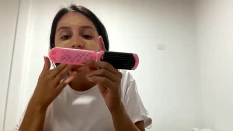 laura  online show from May 25, 4:07 am