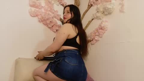 Snapshot of laura__castillo_ chatting on May 7, 1:16 pm online show from May 7, 1:16 pm