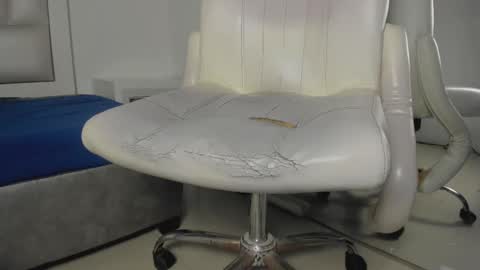 laura__js_ online show from September 27, 9:03 am