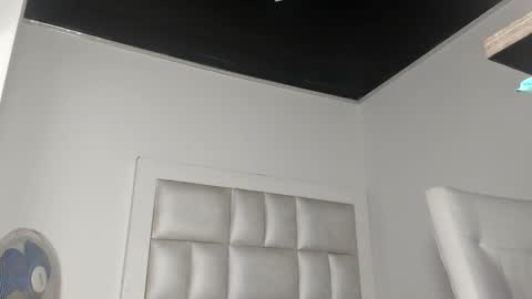 laura__js_ online show from November 24, 4:56 am