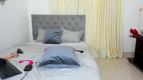 Snapshot of laura__martiinez chatting on April 7, 3:12 pm online show from April 7, 3:12 pm