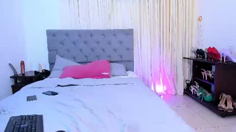 Snapshot of laura__martiinez chatting on June 10, 2:45 am online show from June 10, 2:45 am