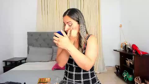 Snapshot of laura__martiinez chatting on June 19, 2:38 am online show from June 19, 2:38 am