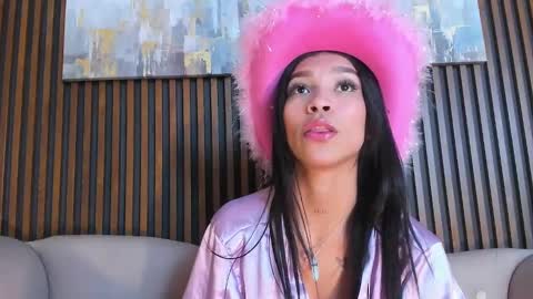 Laura online show from December 4, 5:33 pm