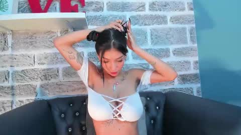 Laura online show from December 19, 4:02 pm