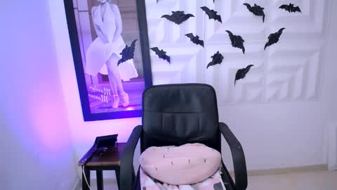 Snapshot of laura_candy02 chatting on October 14, 2:29 pm LAURA online show from October 14, 2:29 pm