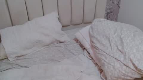 laura online show from December 3, 5:42 am