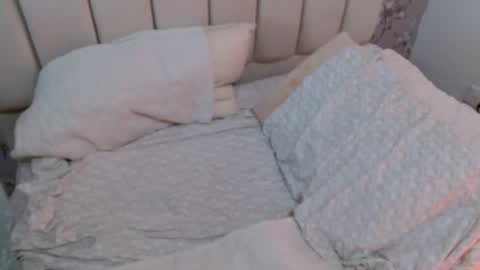 laura online show from December 10, 4:45 am