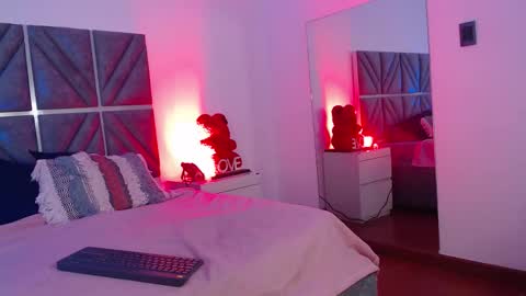 laura_dicardy online show from December 2, 7:42 pm