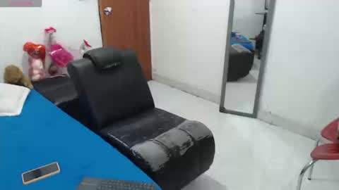 laura_foxx2379 online show from October 15, 2:22 am