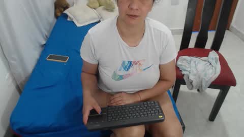 laura_foxx2379 online show from December 18, 2:56 pm