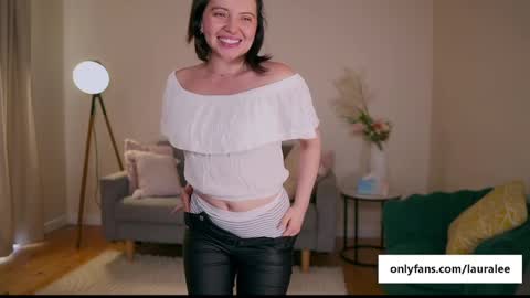 Snapshot of laura_lee chatting on February 20, 5:44 am Laura Lee. online show from February 20, 5:44 am