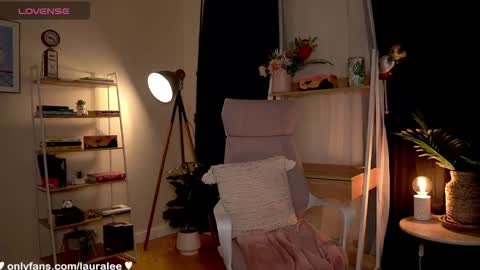 Snapshot of laura_lee chatting on October 11, 10:52 pm Laura Lee. online show from October 11, 10:52 pm