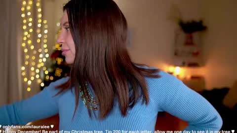 Snapshot of laura_lee chatting on December 15, 1:54 am Laura Lee. online show from December 15, 1:54 am