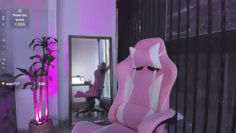 Laura Rose online show from December 19, 1:40 pm